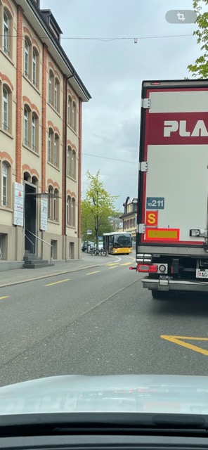 Und nun stelle man sich den Velofahrer vor. Verengte Strassen und zwei 